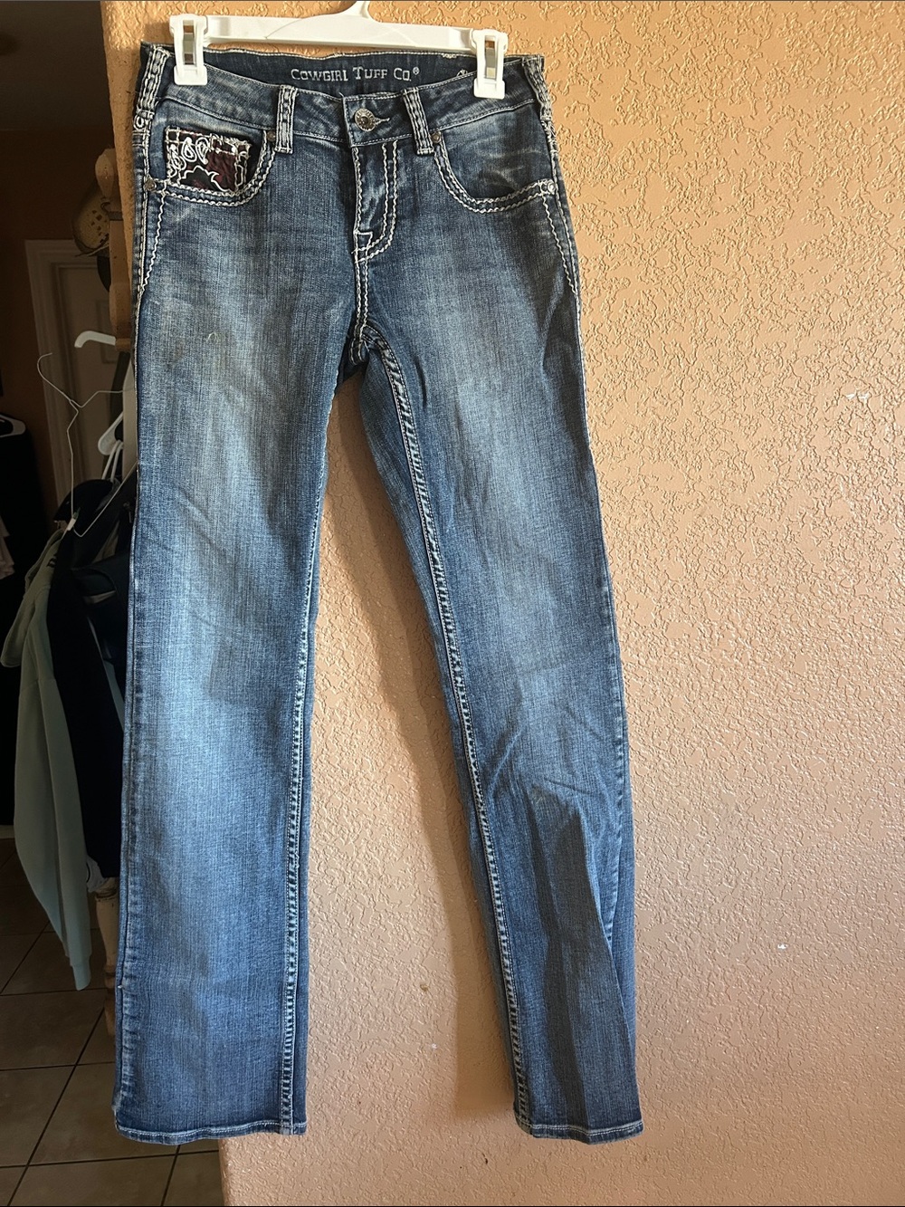 Cowgirl Tuff Women's Medium Blue Bootcut Jeans with Embroidered Pocket